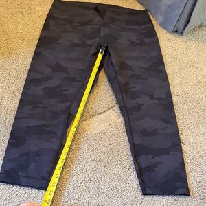 Women’s Black Gray Camo Active Leggings 23” inseam size 14